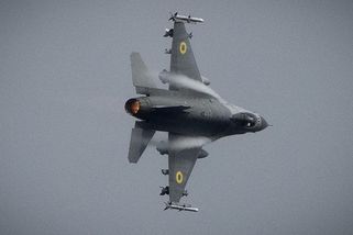 Přerušení americké pomoci omezuje ochranu stíhaček F-16 před ruskými radary - Novinky